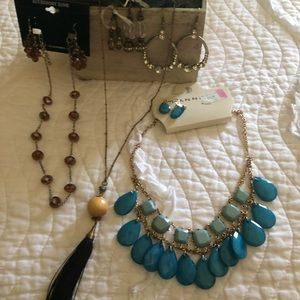 Bundle of 8 jewelry pieces